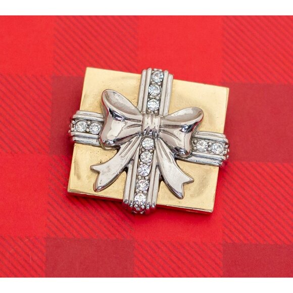Vintage Shiny Present Brooch by Liz Claiborne - O26 - Picture 1 of 2